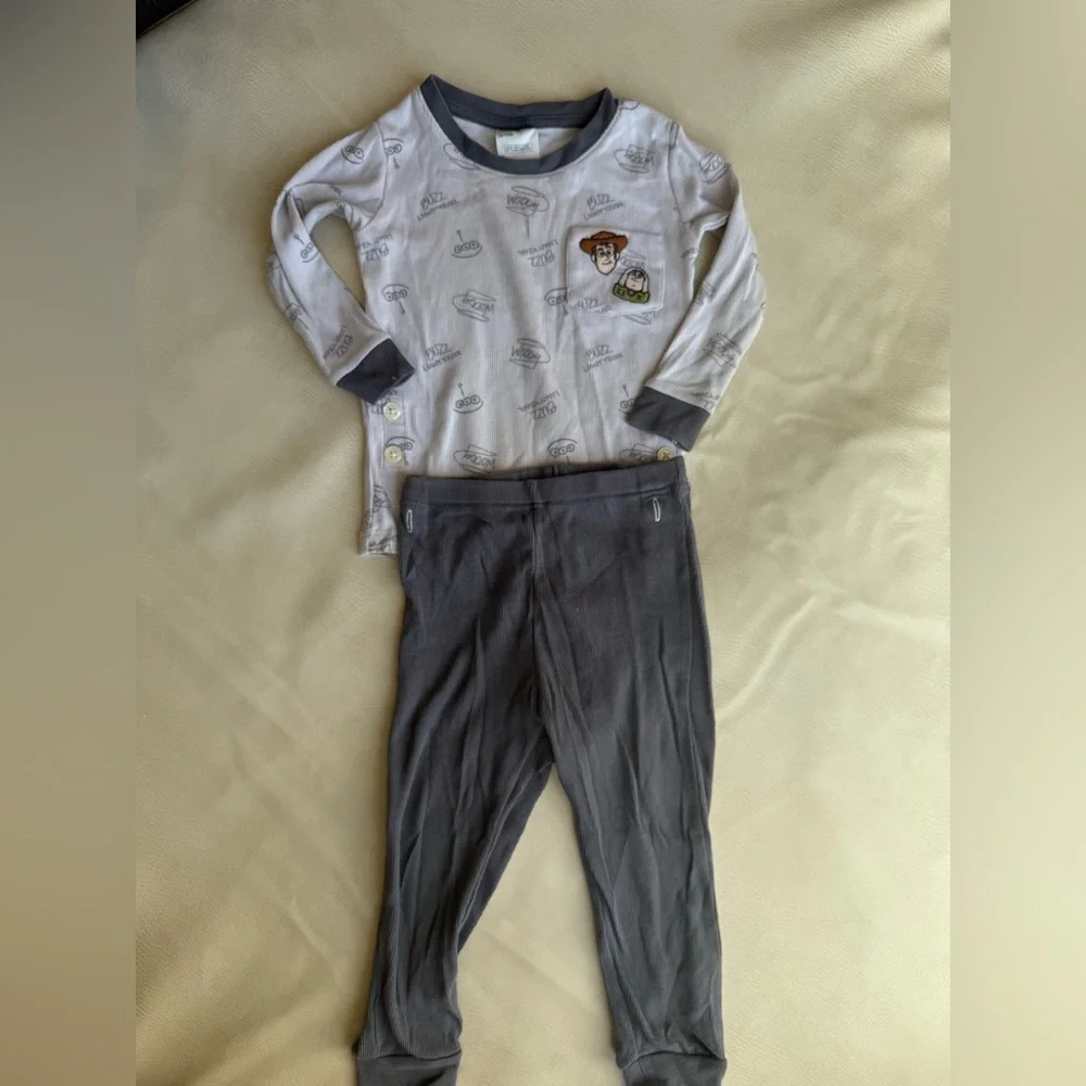 Bundle of boy pajamas gap,Uniqlo and wondershop